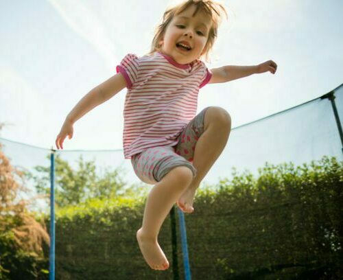 Girl jumping on trmpoline Meisie spring op trampoline