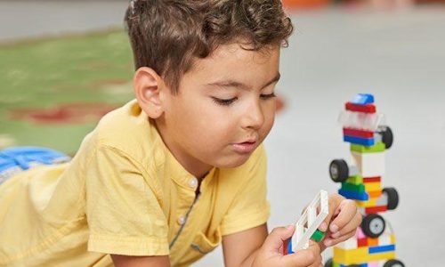 kids-playing-with-toys-on-the-floor-R4QYDVW-v1